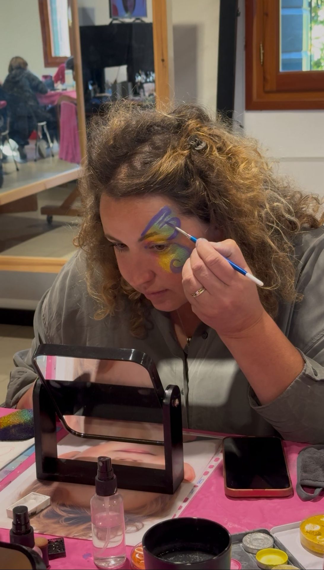 Federica al lavoro mentre si trucca