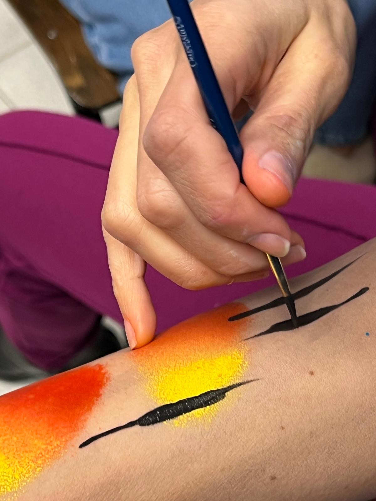 Pennellate di colore sul braccio