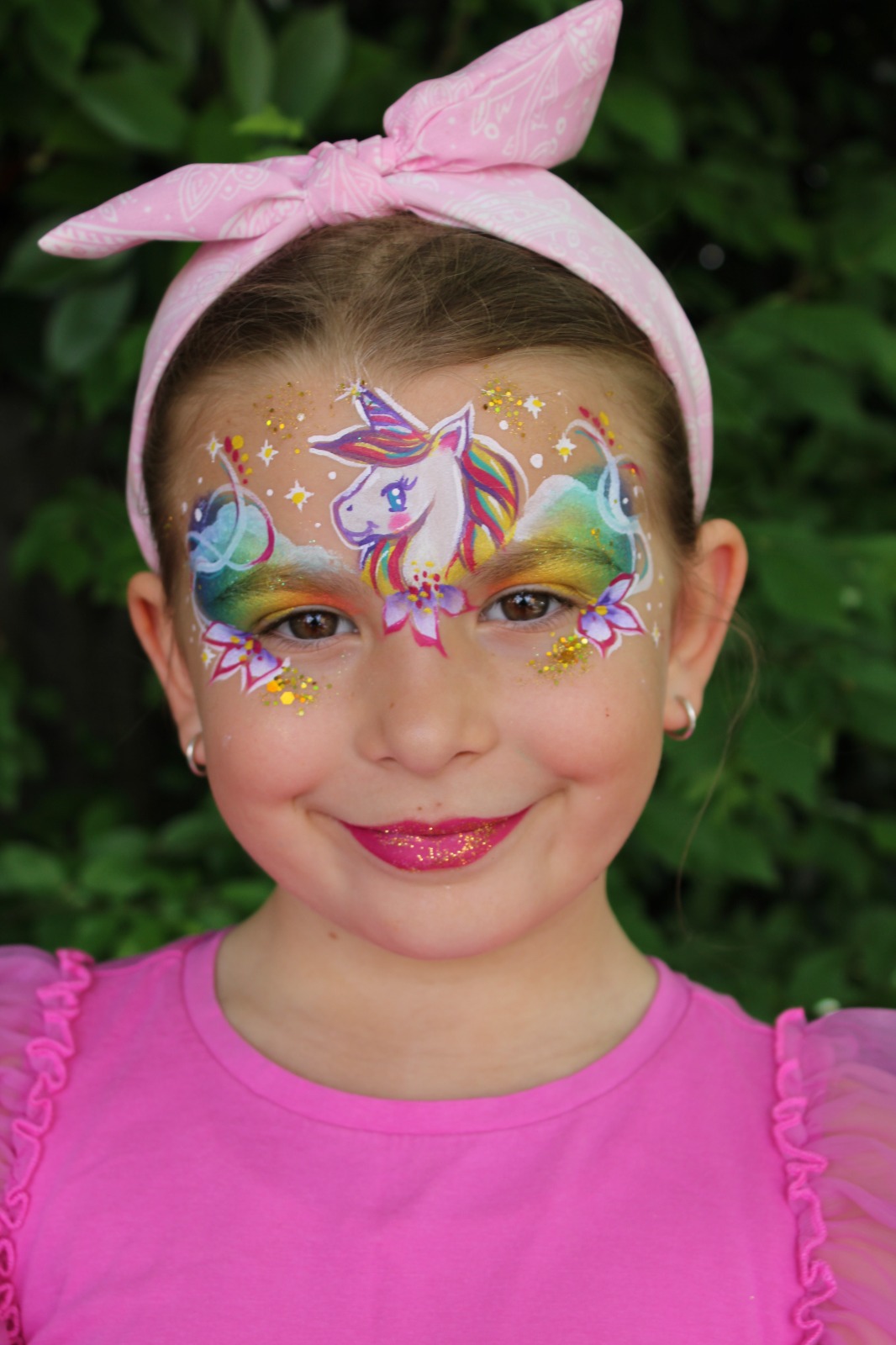 Bambina che trucca un'altra bambina